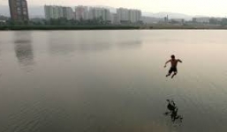 Bị chủ nợ dọa xẻo lỗ tai, thanh niên bán bánh mì nhảy sông tự tử